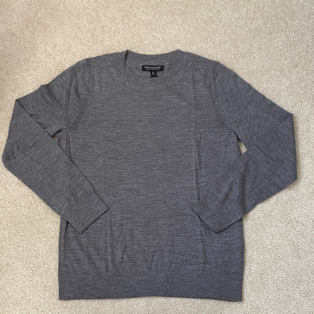 Banana Republic Women's 100% merino gray Crewneck Sweater. NWT. Size medium.